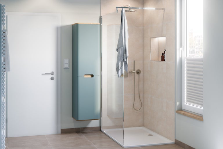 Lichte badkamer met douche, wastafelonderkast en raam