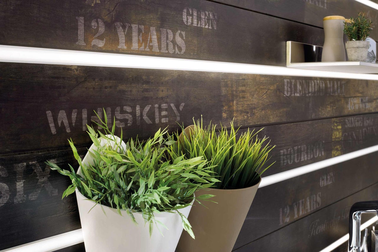 Decoratieve wandpanelen met planten in potten en planken
