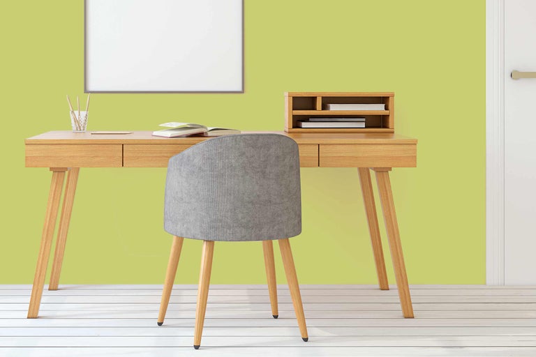 Bureau met stoel, boekenplank en decoratie voor een werkkamer.