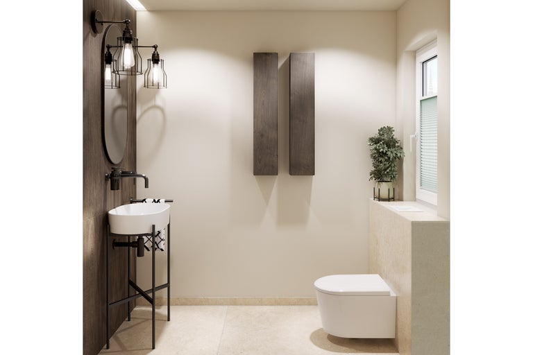 Modern gastentoilet met witte wastafel op zwart frame, wandcloset, smalle houten kasten, ovale spiegel en industriële wandlampen.