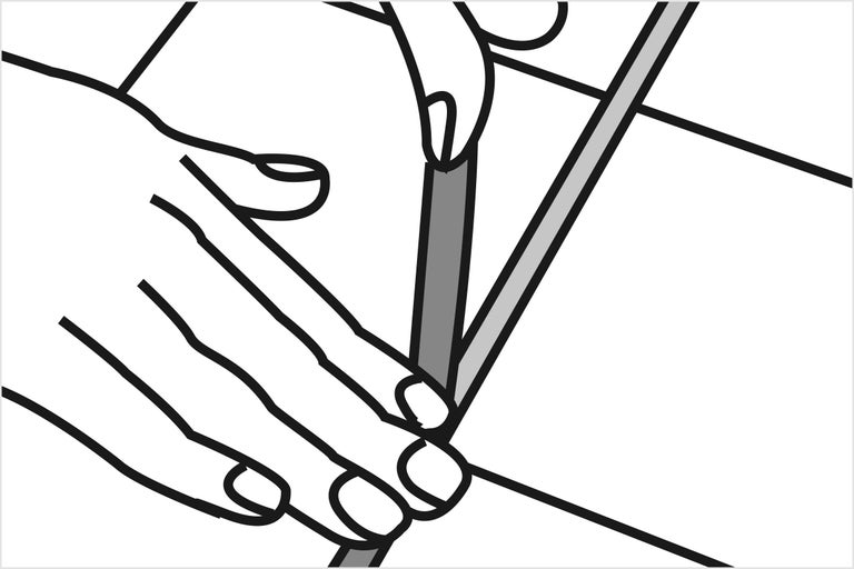 Voegmiddel aanbrengen tussen tegels met een voegspaan