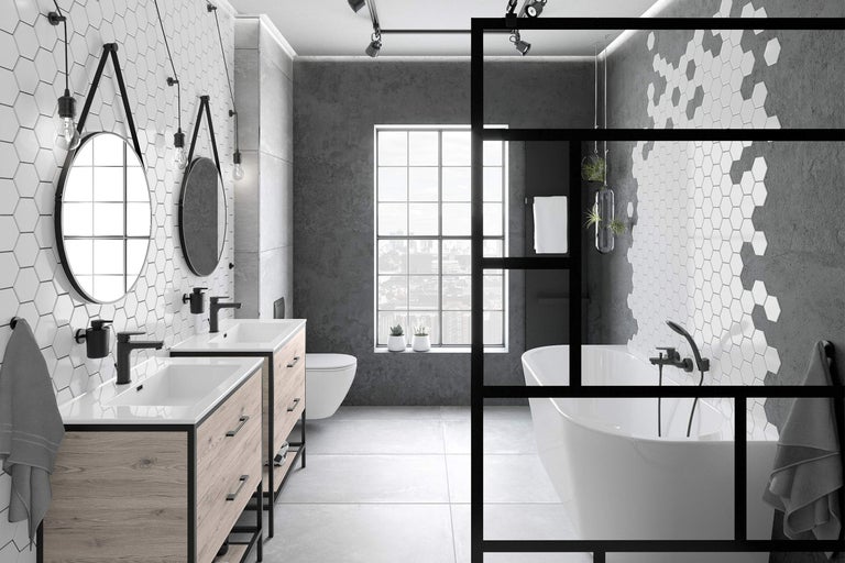 Moderne badkamer met wastafels, spiegels, bad en tegels