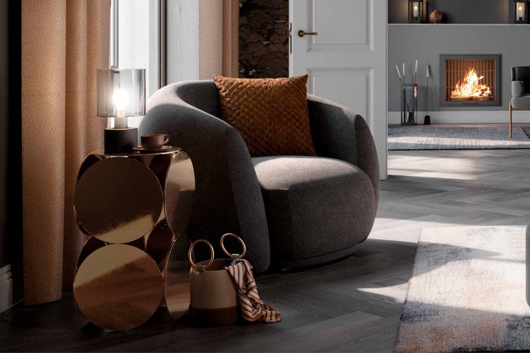 Woonkamer met fauteuil, kussen, bijzettafel en open haard voor een gezellige sfeer