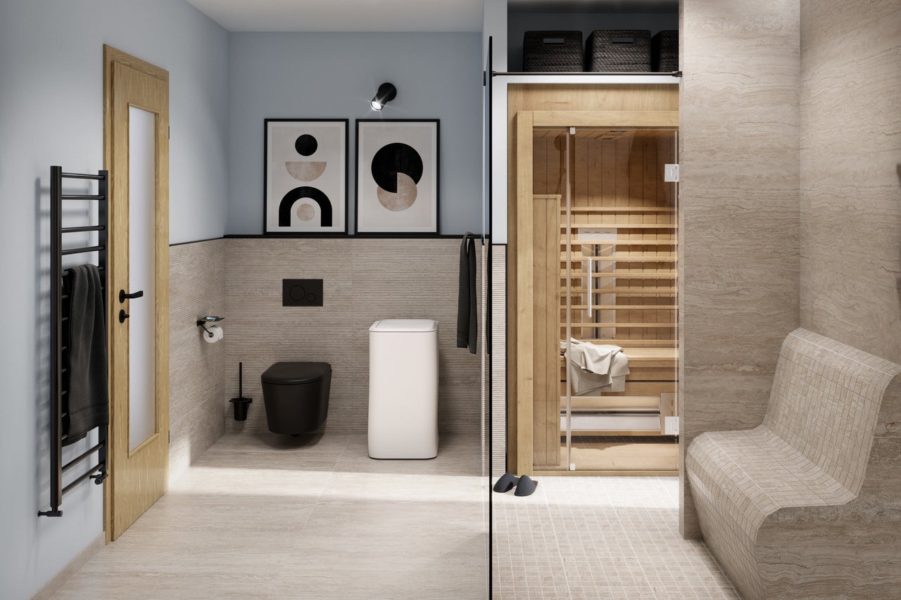 Lichte badkamer met sauna, toilet en radiator