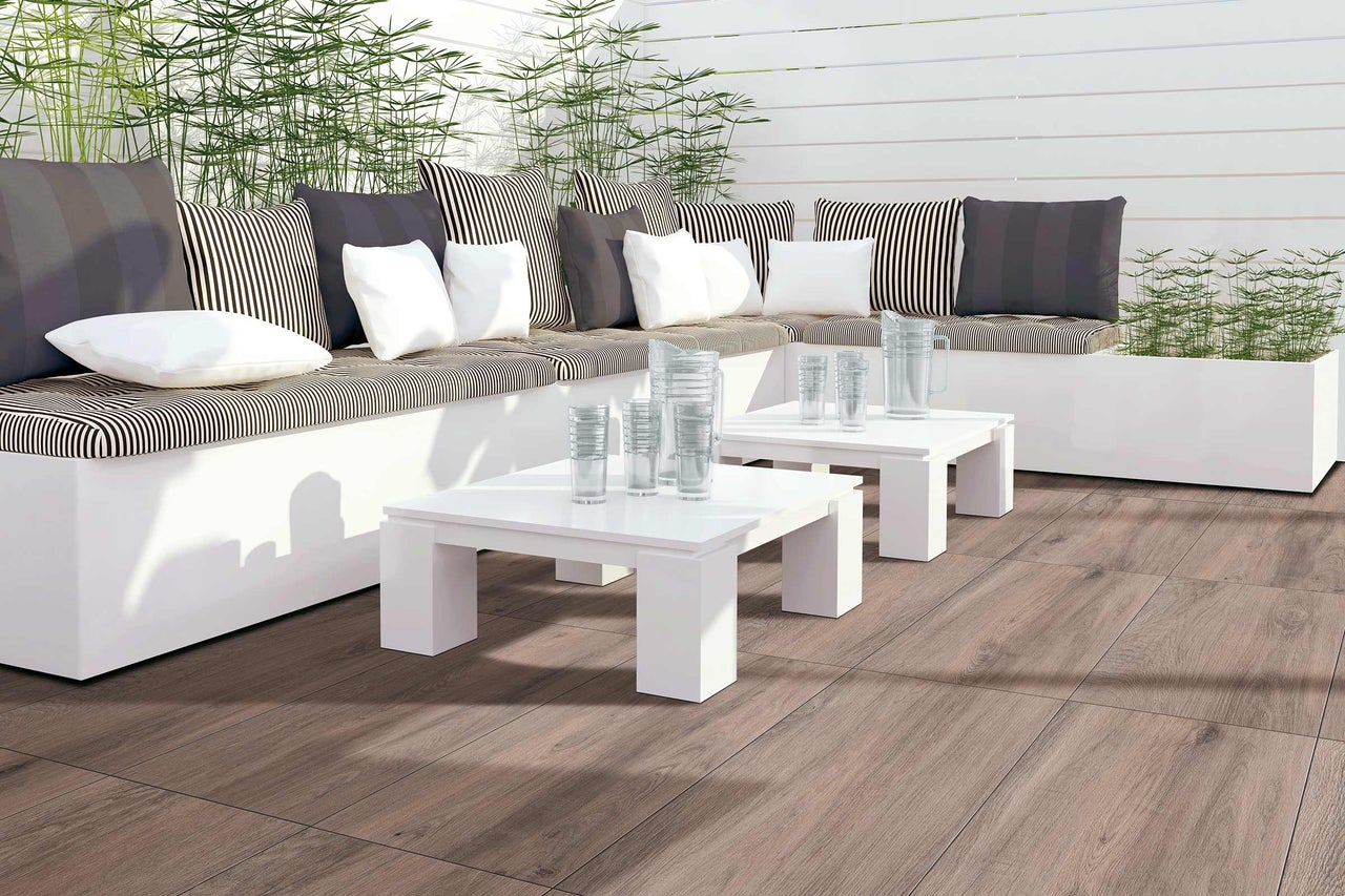 Terras met zithoek, kussens, tafels, glazen en houten vloer