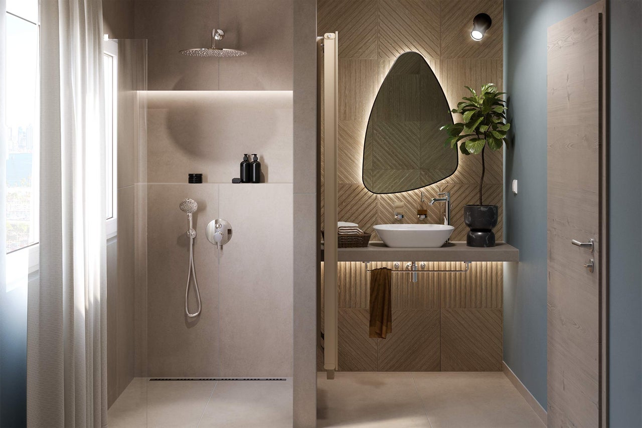 Badkamer met douche, wastafel, spiegel en houten accenten