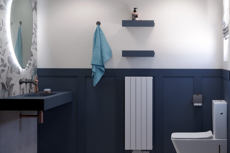 Lichte badkamer met wastafel, toilet, handdoek en radiator