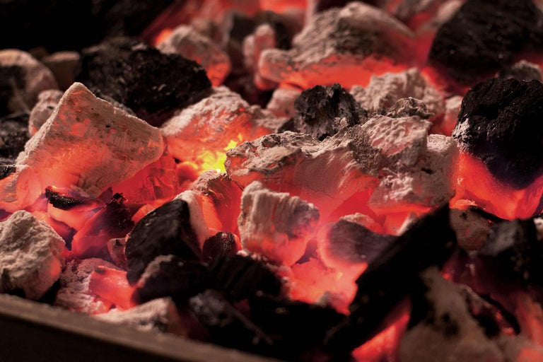 Gloeiende barbecuekolen