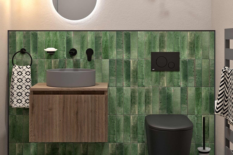 Moderne badkamer met wastafel, toilet en groene tegels