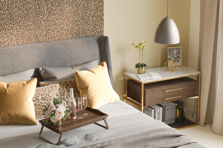 Decoratieve slaapkamer met bed, nachtkastje en accessoires voor een gezellige sfeer.