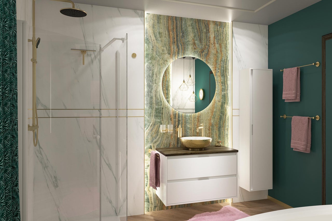 Lichte badkamer met douche, wastafelmeubel met spiegel en handdoeken voor een moderne inrichting.