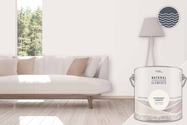 Scene met een bank, een lamp en een emmer leemverf