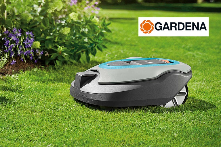 Gardena robotmaaier op een gazon met struiken en bloemen op de achtergrond, Gardena logo.