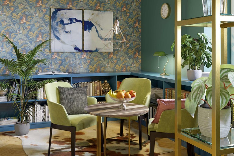 Woonkamer met fauteuils, tafel, rek en decoratieve wanddecoratie.