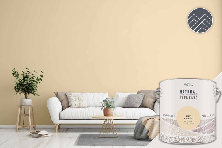 Woonkamer met leemverf in zandbruin en verfblik