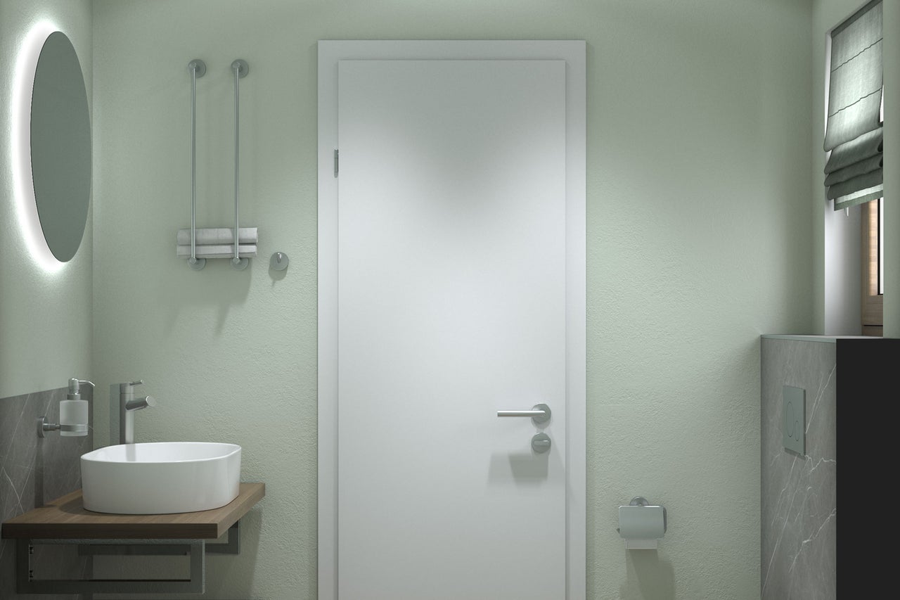 Lichte badkamer met wastafel, spiegel, handdoekrekken en deur