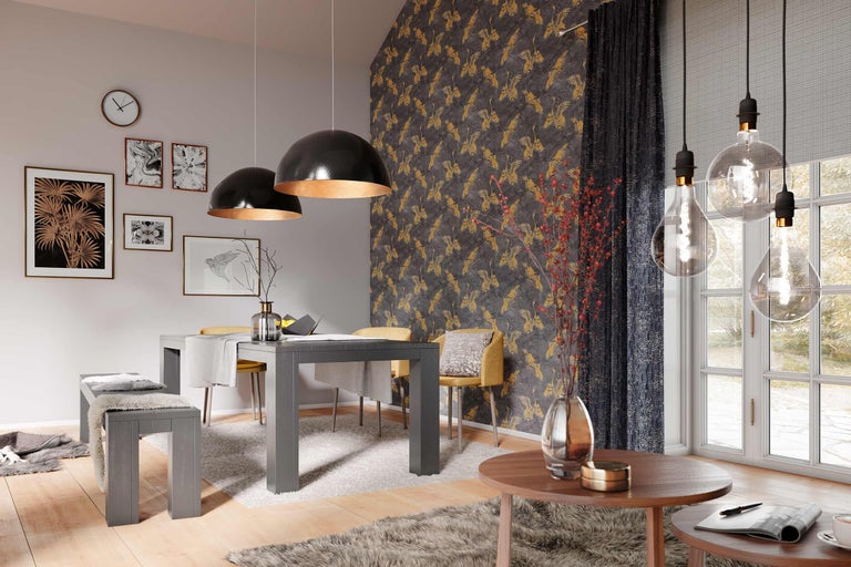 Eetkamer met eettafel, stoelen, bank, hanglampen en decoratie
