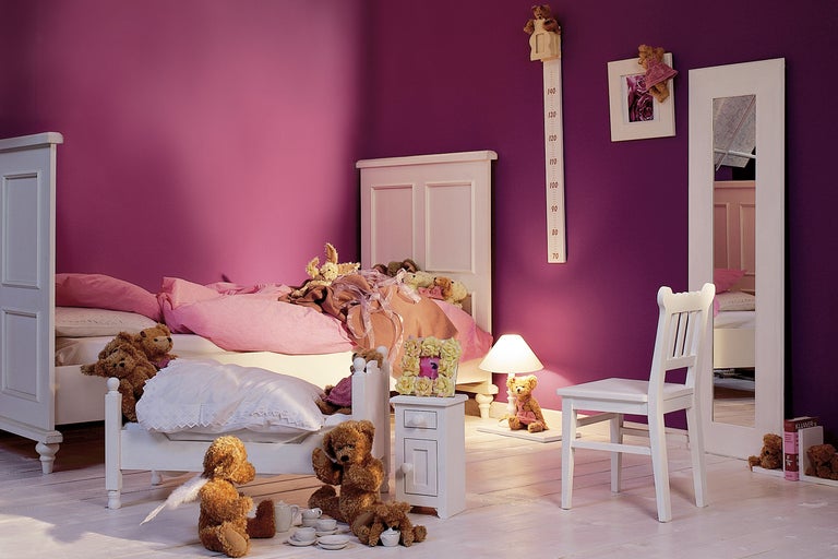 Decoratieve kinderkamer met bed, kast, stoel, spiegel en teddyberen