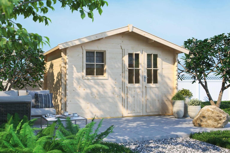 Houten tuinhuis met raam en dubbele deur, omgeven door planten en tuinmeubelen