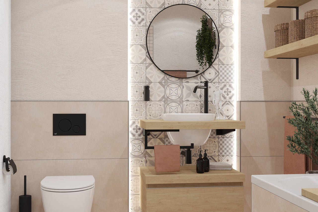 Moderne badkamer met toilet, wastafel, spiegel en planken