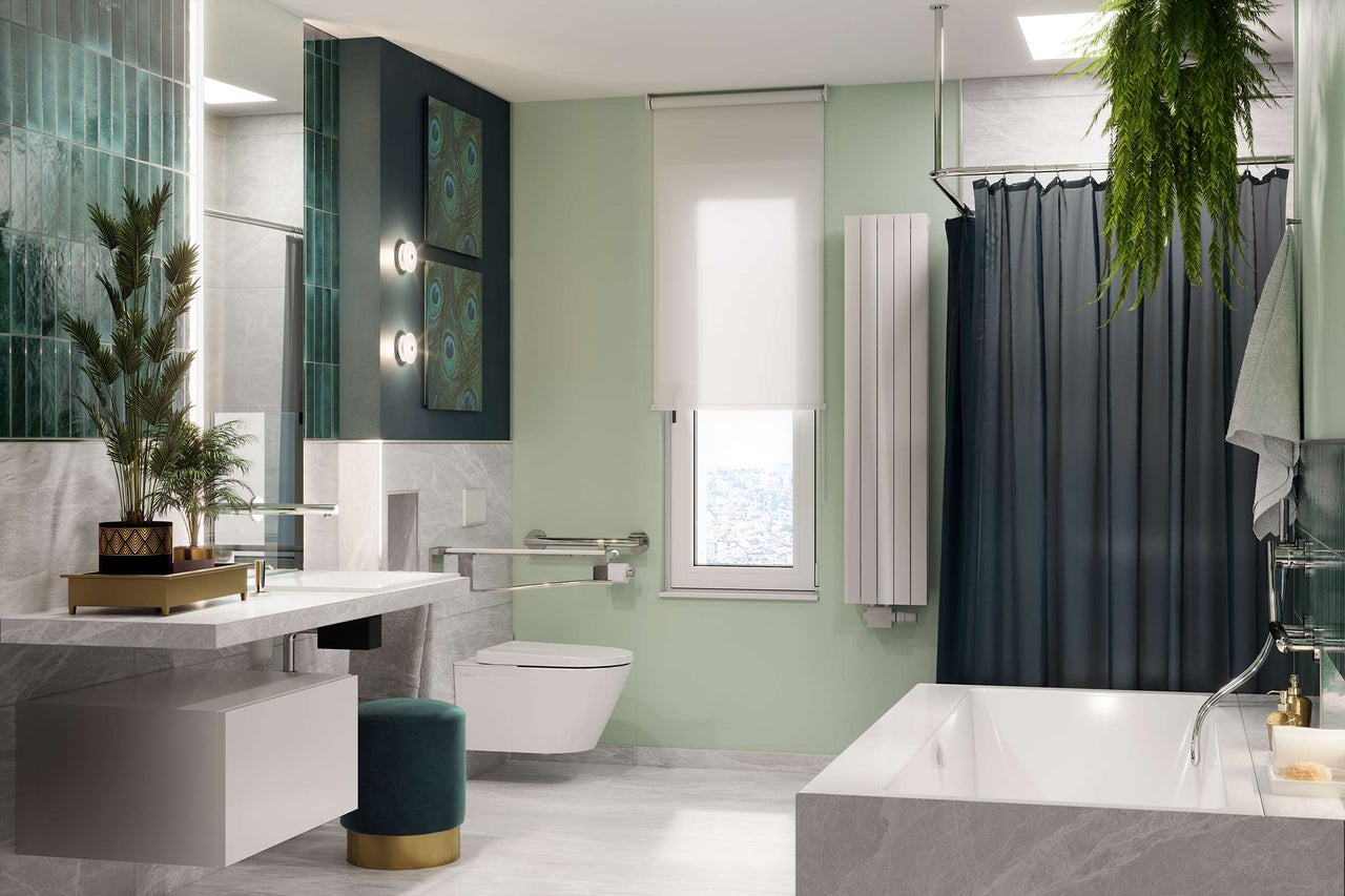 Moderne badkamer met wastafel, toilet met handgreep, bad en decoratie