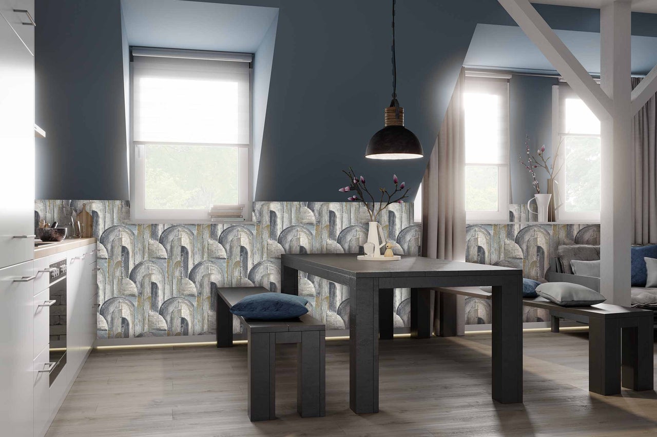 Lichte ruimte met eettafel en decoratieve panelen met patroon