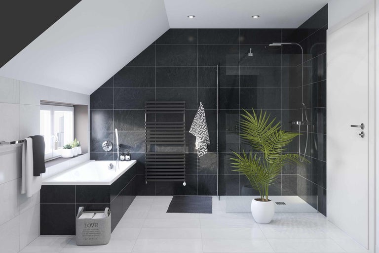 Badkamer met bad, douche en donkere tegels