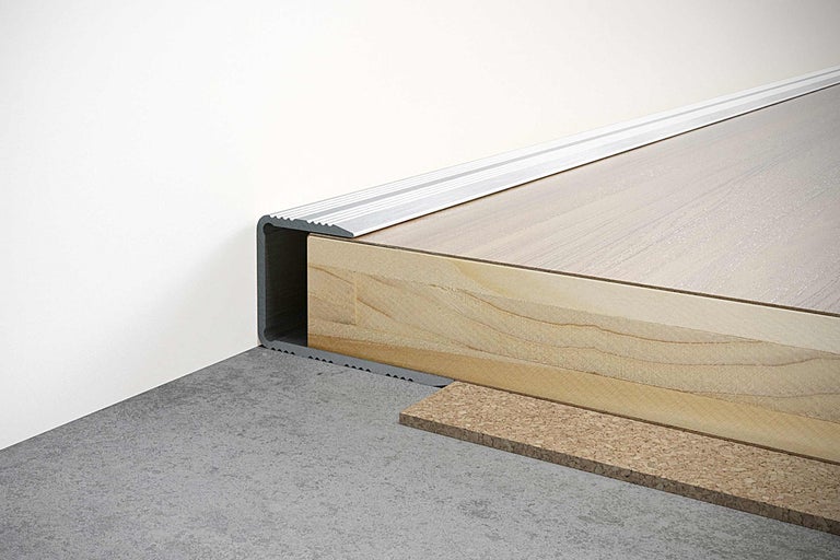 Detailopname van een traprand met profiel, houten trede en onderconstructie