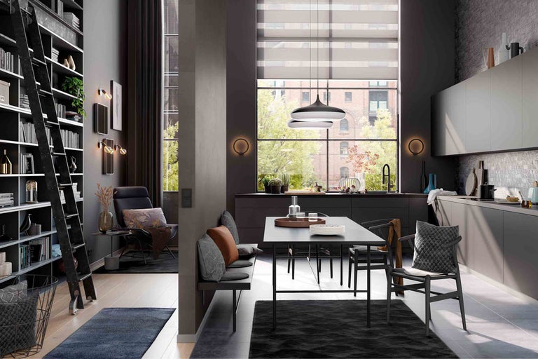 Moderne eetkamer met eettafel, stoelen, zitbank, boekenkast en raam