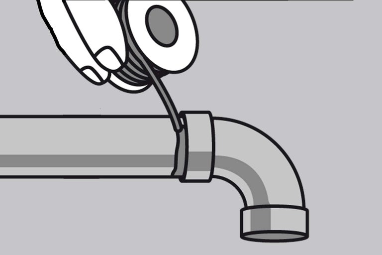 Hand soldeert pijpleiding