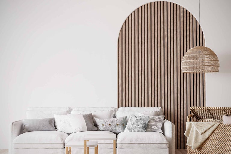 Woonkamer met bank, salontafel, lamp en houten bekleding in boogvorm