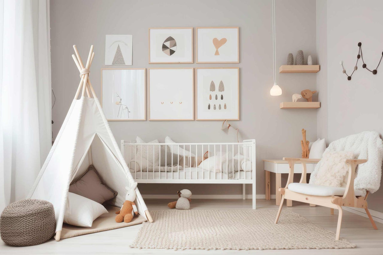 Kinderkamer met speeltent, kinderbed, houten stoel en vloerkleed