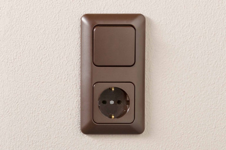 Combinatie van schakelaar en stopcontact voor wandmontage