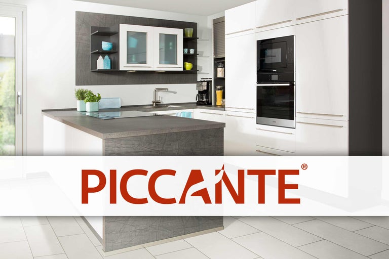 Moderne keuken met witte kasten, inbouwapparatuur en werkbladen met steenlook