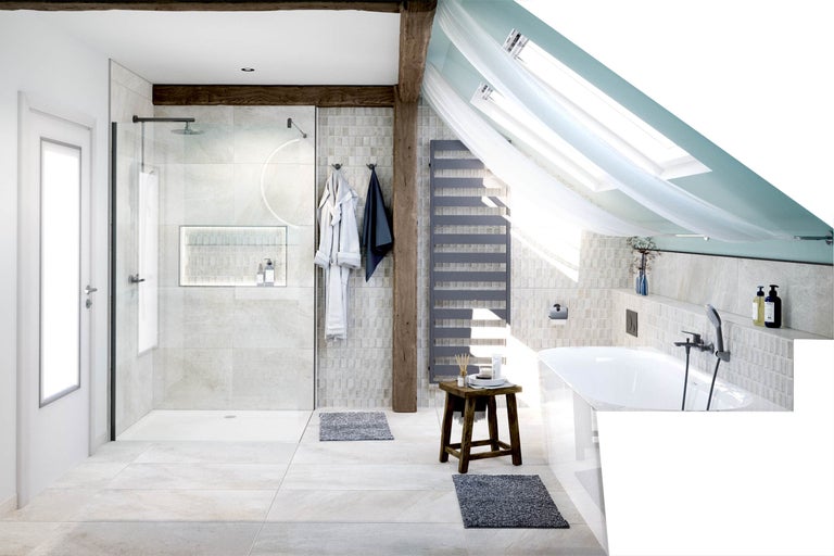 Lichte badkamer met douche, bad, handdoekradiator en dakramen.