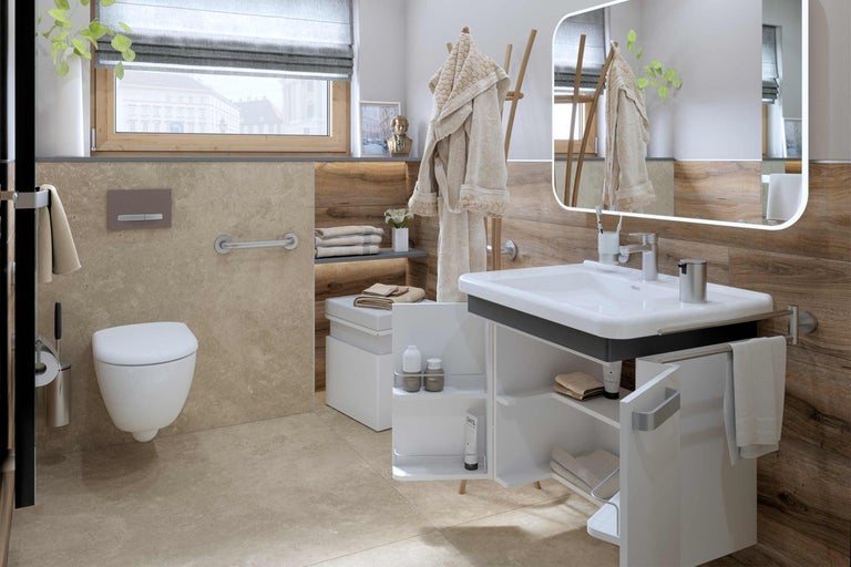 Badkamer met hangend toilet, wastafel met onderkast en opbergruimte
