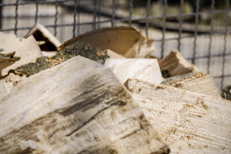 Gestapeld brandhout voor een raster