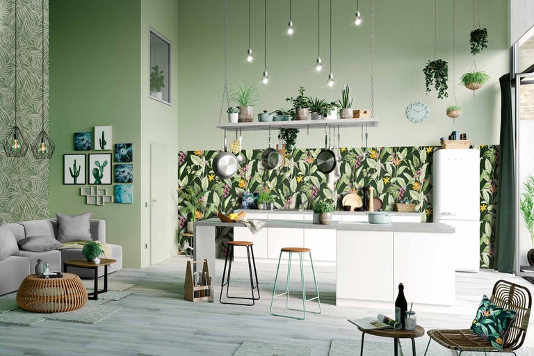 Lichte woonkamer met keukengedeelte, planten, kookgerei en tropische decoratie