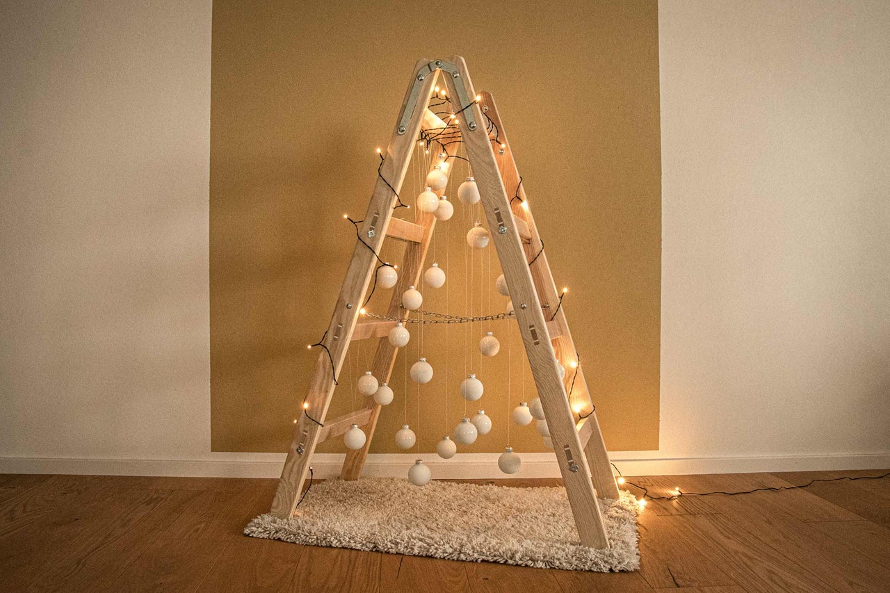 Decoratieve ladder met ballen en lichtsnoer als alternatief voor een kerstboom