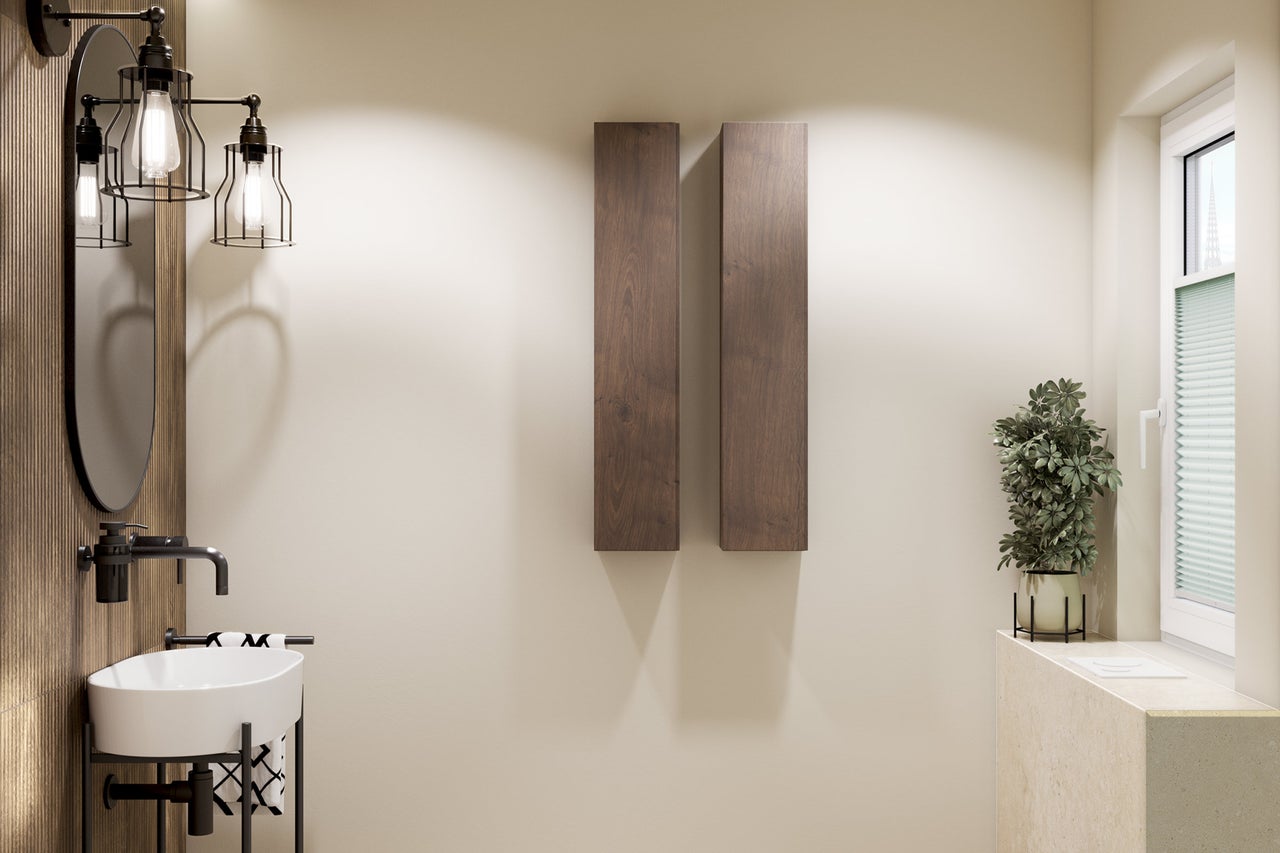 Moderne badkamer met witte wastafel, zwarte kraan, ovale spiegel en twee verticale wandkasten in houtlook.