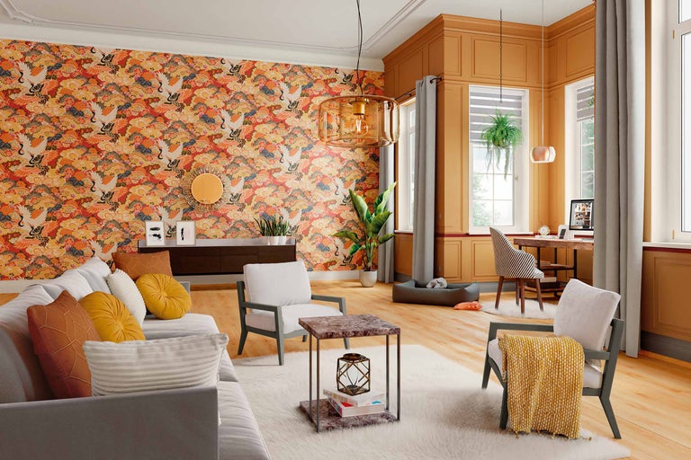 Woonkamer met gedessineerd behang, bank, fauteuils, tafel en bureau.