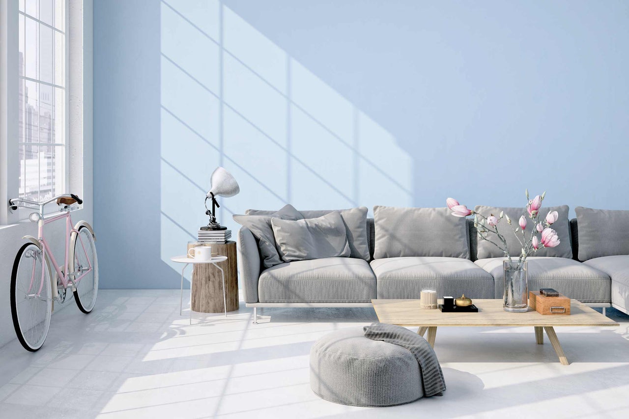 Lichte woonkamer met bank, tafel en fiets