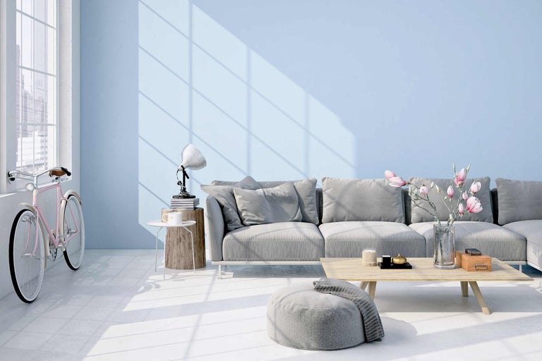 Lichte woonkamer met bank, tafel en fiets