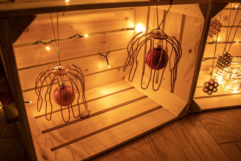 Decoratieve houten kist met kerstballen en lichtsnoer voor een feestelijke sfeer