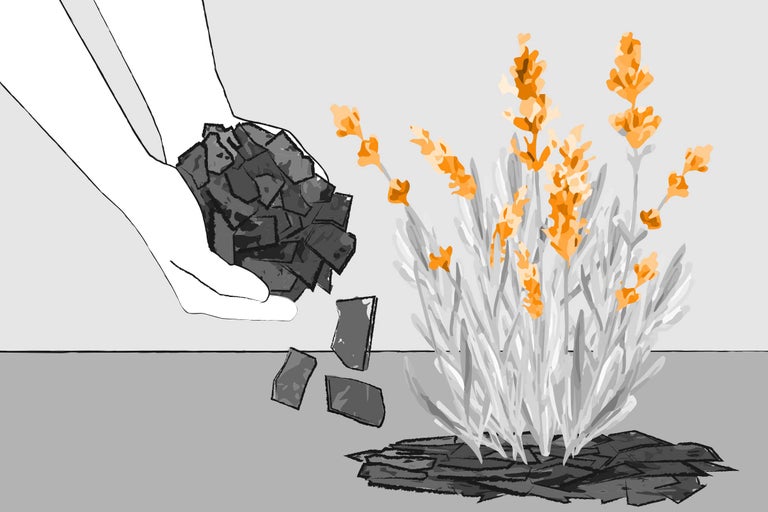 Illustratie van een hand die houtsnippers op een bloembed strooit