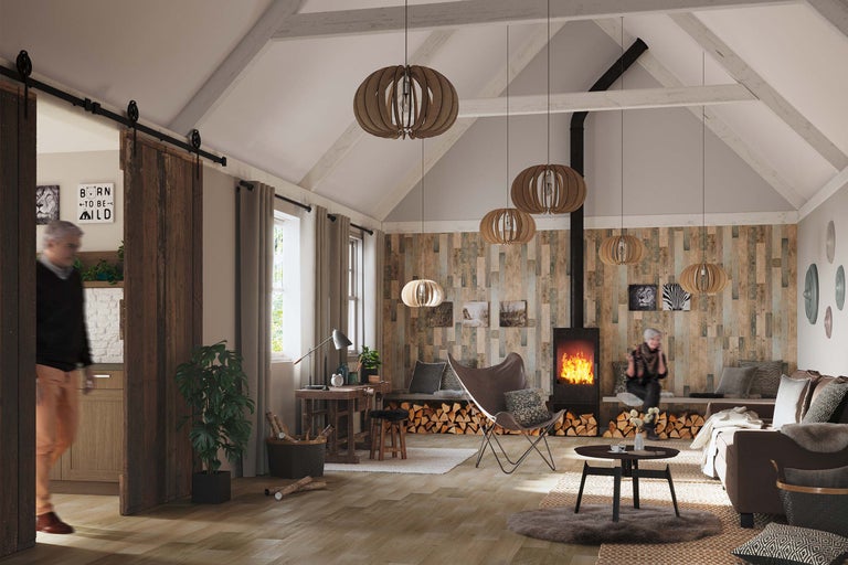 Gezellige woonkamer in landelijke stijl met open haard, houten lambrisering, hanglampen en schuifdeur