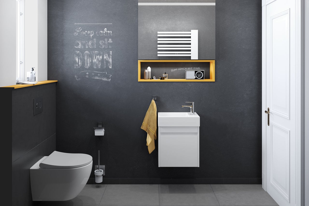 Moderne badkamer met toilet, wastafel en spiegel