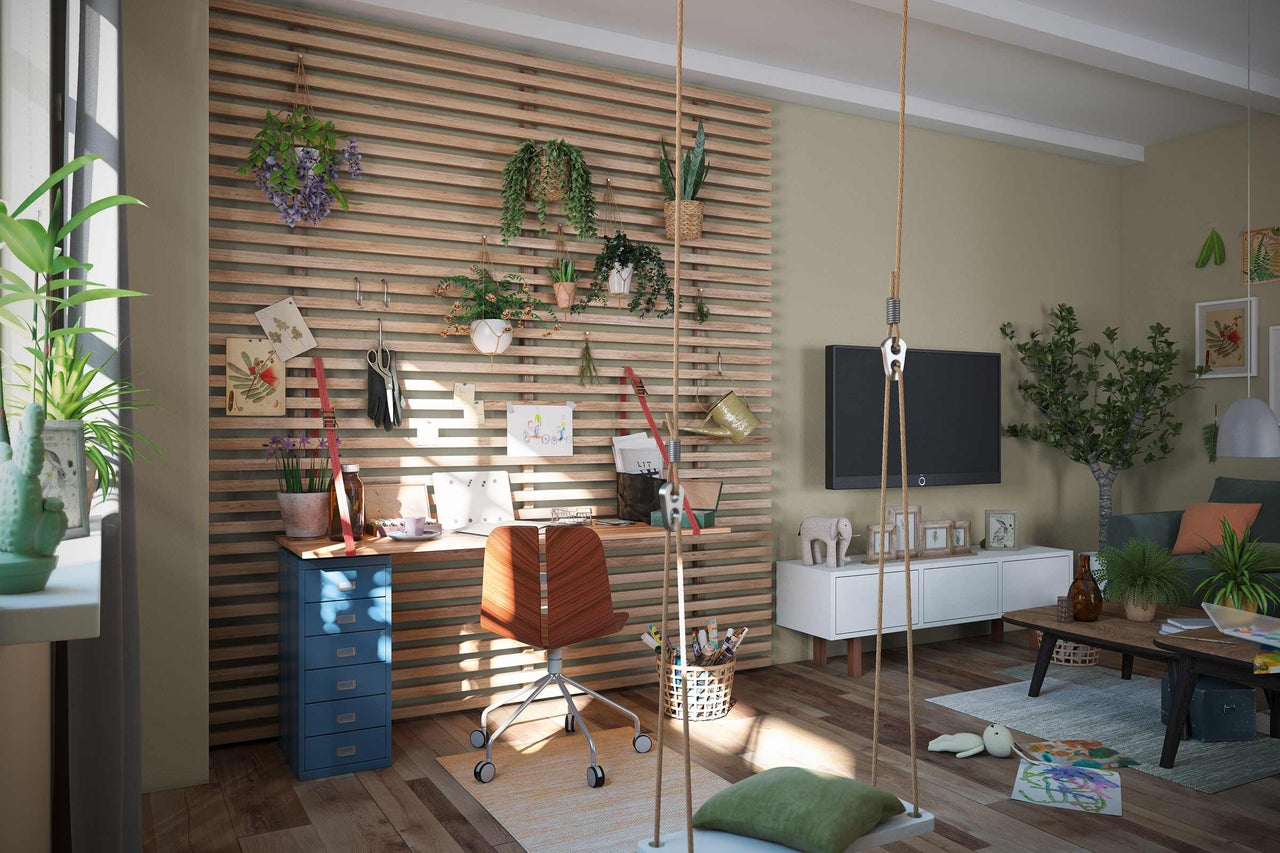 Woonkamer met bureau, schommel en decoraties aan een houten wand