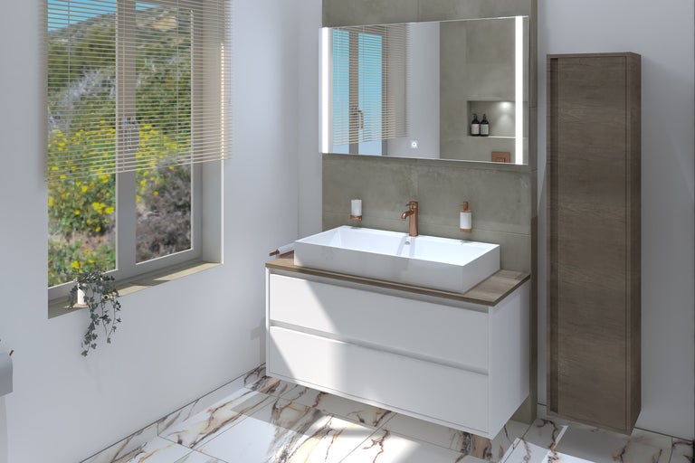 Badkamer met wastafel, spiegel met verlichting en hoge kast