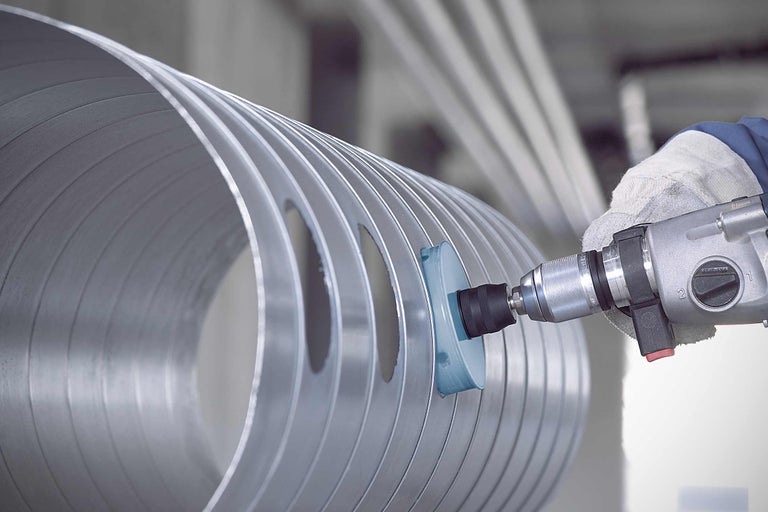 Schuurgereedschap op een aluminium buis met gaten, bewerkt met een boormachine